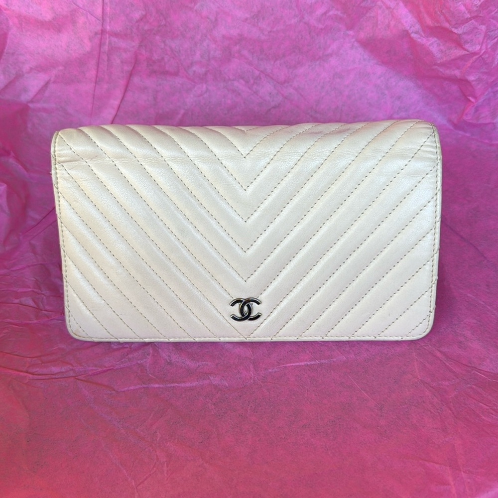 CHANEL CREAM/OFF WHITE CHEVRON WALLET